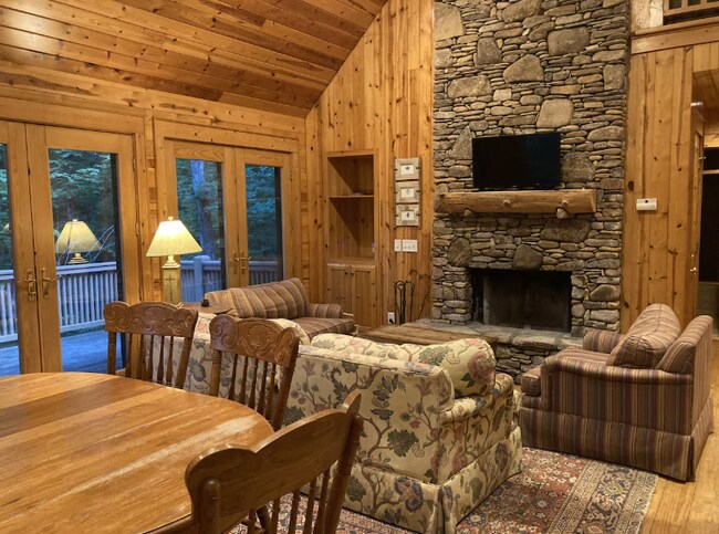 Foto del edificio - 242 Eastman Mountain Rd