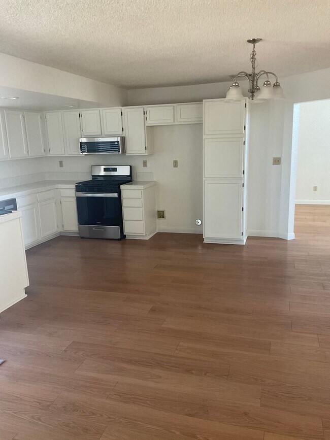 Building Photo - 4 bedroom 3 bathroom Home in Wildomar