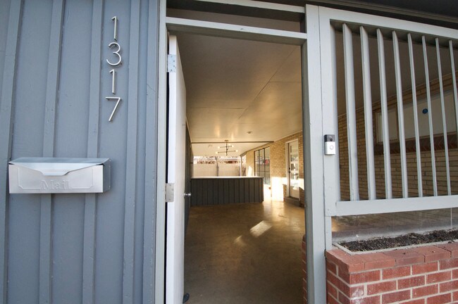 Puerta principal para corredores - 1317 S Chase St