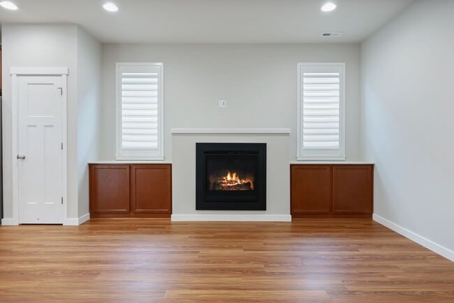 Building Photo - Community beach access! 4 bedrooms 2.5 baths.