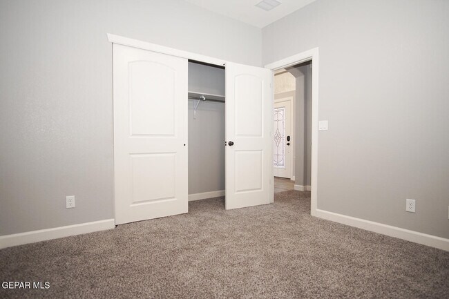 Foto del edificio - 6016 Hidden Acres Dr