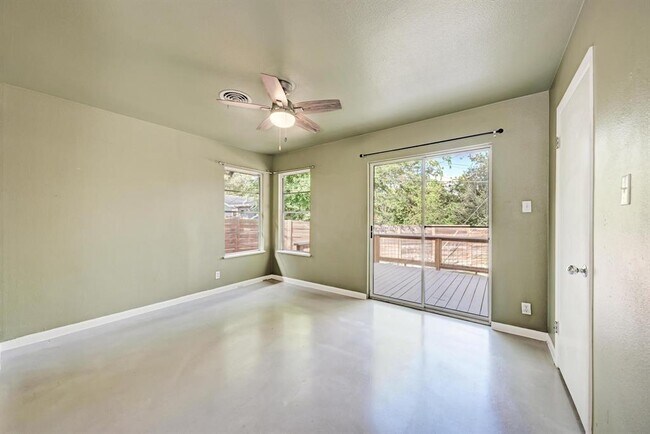 Building Photo - 2508 East Side Dr