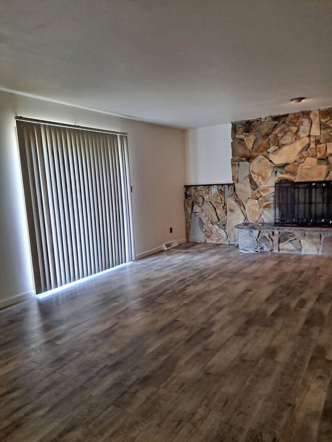 Building Photo - ALL PROSPECTIVE TENANTS MUST SUBMIT A $58 ...