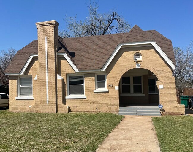 Building Photo - 943 NE 18th St