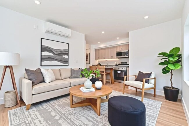 Building Photo - 3 bedroom in JACKSON HEIGHTS NY 11372