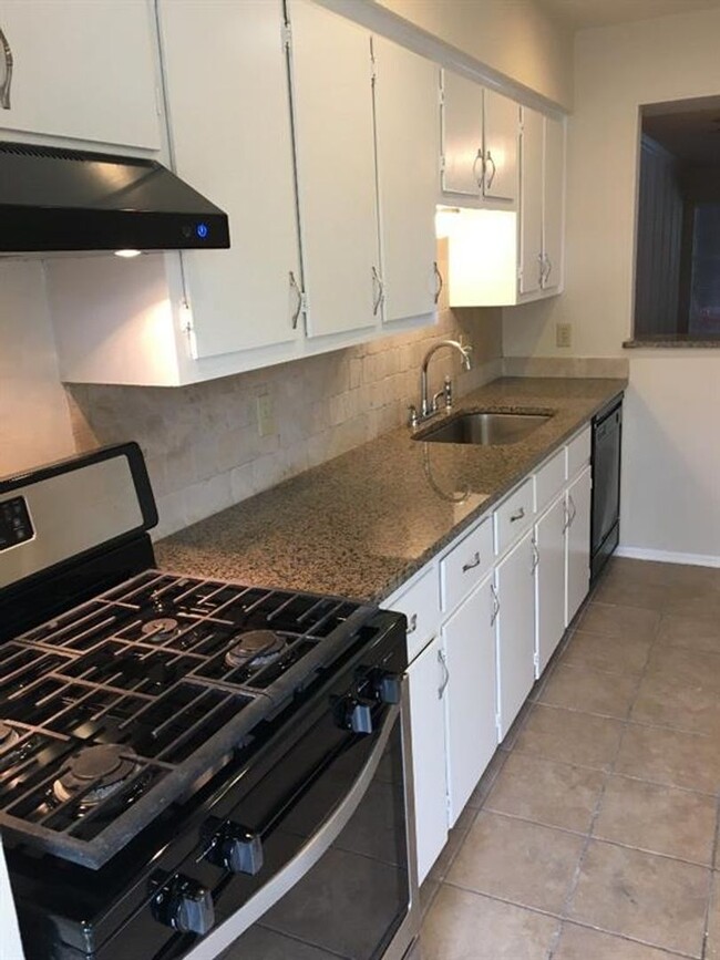 Building Photo - WATER, GAS & TRASH INCLUDED WITH RENT!
