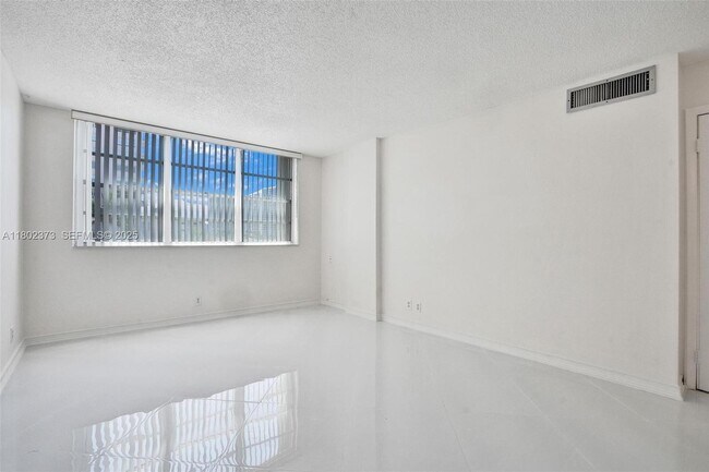 Building Photo - 3113 S Ocean Dr