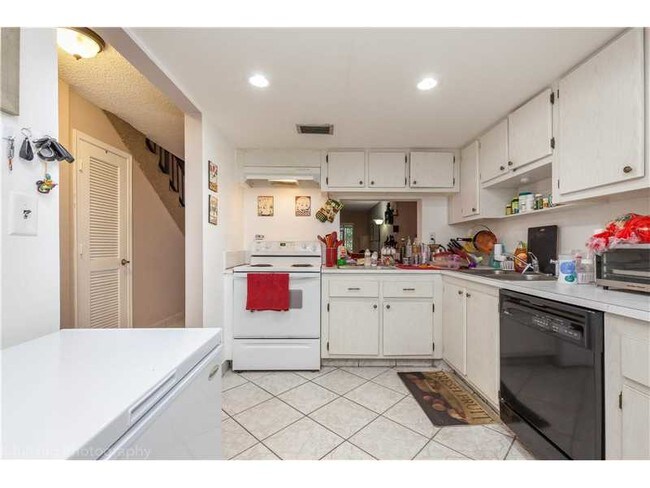 Building Photo - 6473 Racquet Club Dr