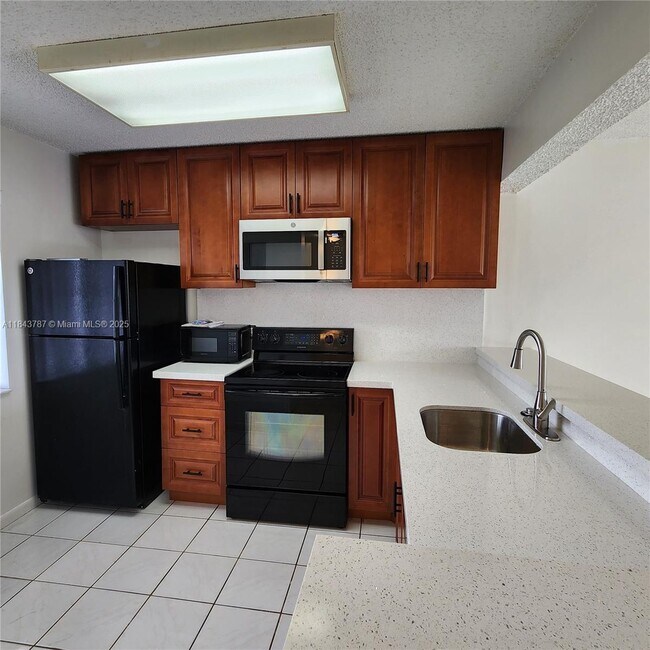 Foto del edificio - 8550 N Sherman Cir