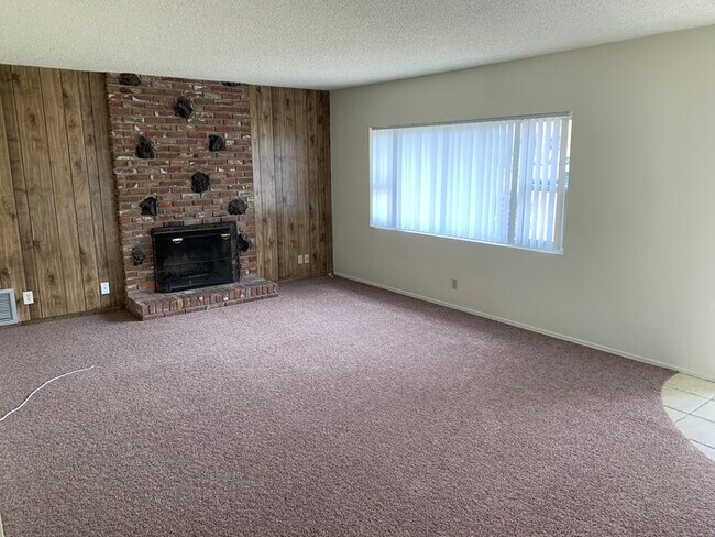 Building Photo - 2 Bedroom Home for rent in Yucaipa