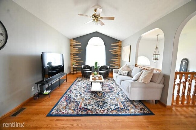 Building Photo - 4 br, 2.5 bath House - 1524 Hilltop Road