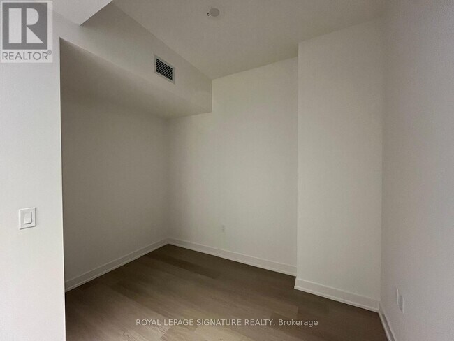 Building Photo - 448 Burnhamthorpe Rd W