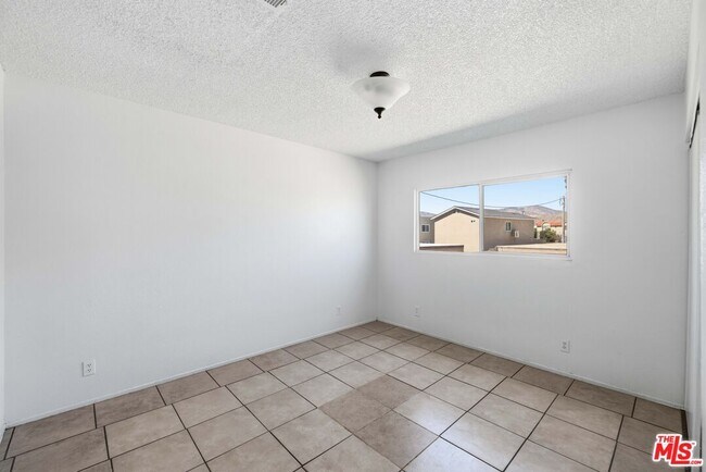 Building Photo - 518 E Ave Q4