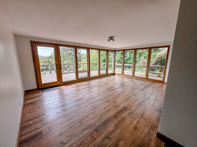 Building Photo - Stunning Home with a Courtyard Entrance an...