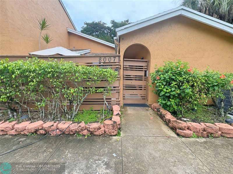 Foto principal - 8007 NW 71st Ct