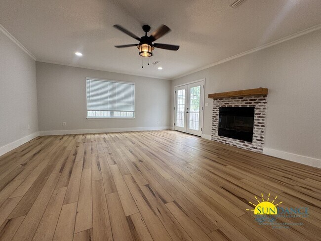 Foto del edificio - Beautifully Updated 3 Bedroom Home in Shal...