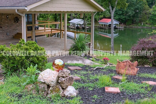 Foto del edificio - 165 Lakeshore Ct