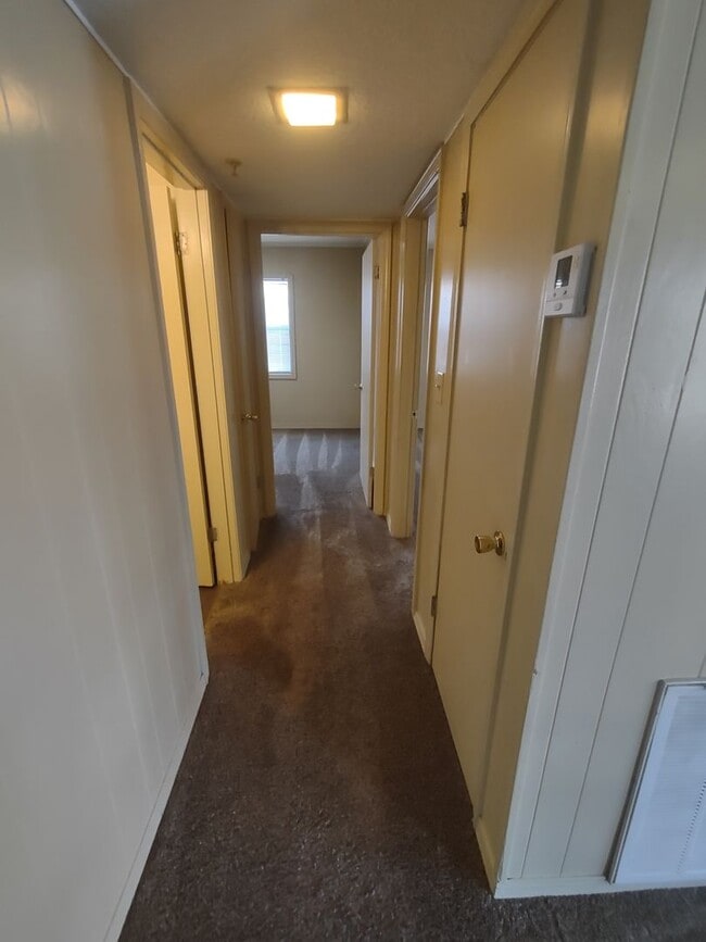 Building Photo - Large Two Bedroom Apt