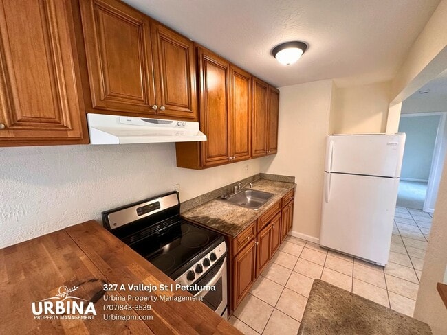 Building Photo - Charming Midtown Petaluma 2BD Duplex w/ Fenced Yard