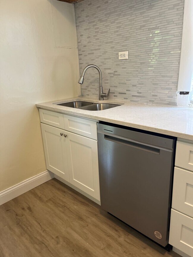 Foto del edificio - Newly Renovated 1 BD, 1 BA Apartment in Ca...