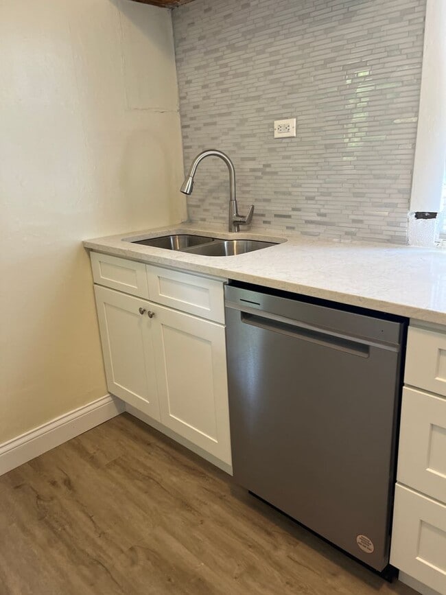 Building Photo - Newly Renovated 1 BD, 1 BA Apartment in Ca...