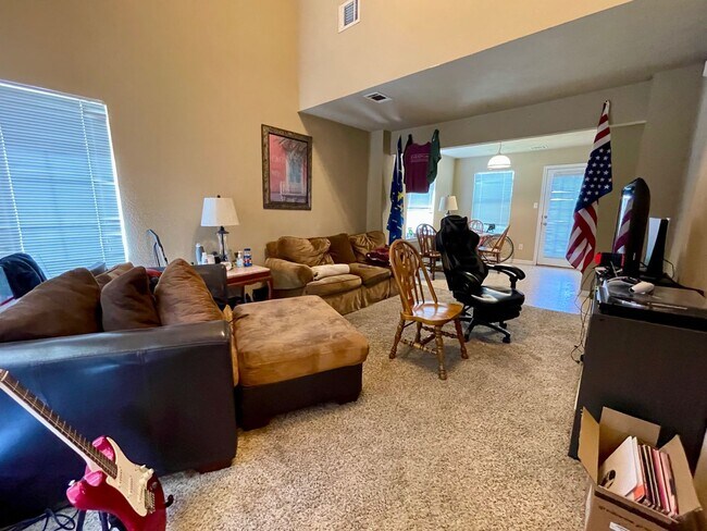 Foto del edificio - Cute Corner Home w/ 4 Beds & 3 Baths in Co...