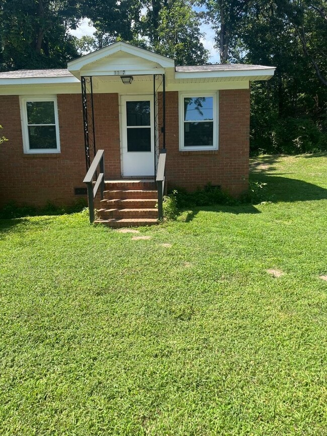 Building Photo - 1107 Oakwood Dr