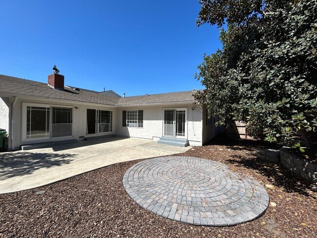 Building Photo - 7BD/3BA!! Back gate exits onto Montezuma, ...