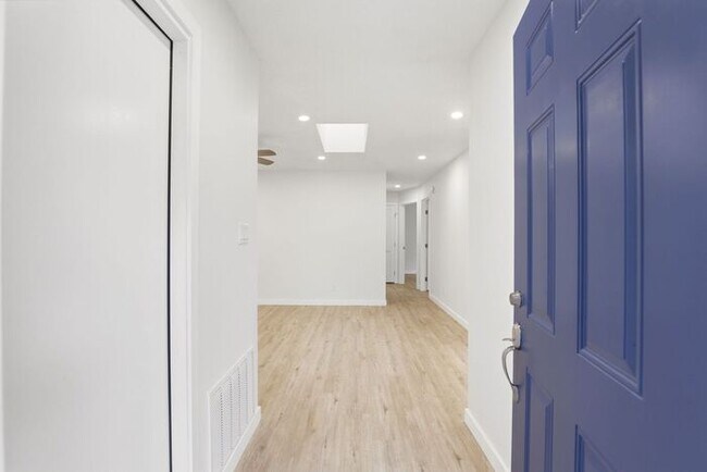 Foto del edificio - Stunning Remodeled 3BR Duplex in Oviedo with Modern Upgrades