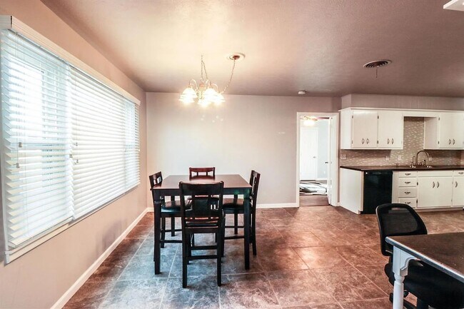 Building Photo - Hassle-Free Living!