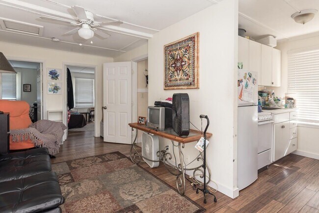 Building Photo - 208 S K St