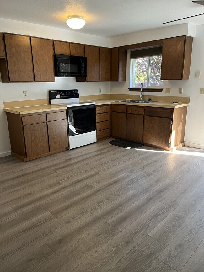 Foto del edificio - 3306 S Virginia Ave