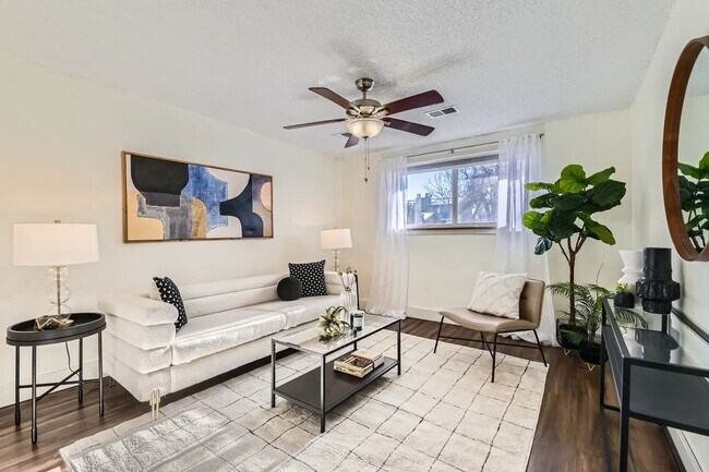 Building Photo - $500 OFF 1ST MONTH'S RENT! CHARMING 1 Bed ...