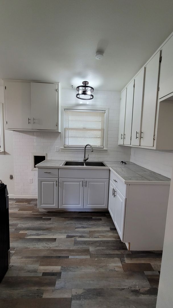 Building Photo - FOR LEASE - **MOVE IN SPECIAL** HALF OFF F...