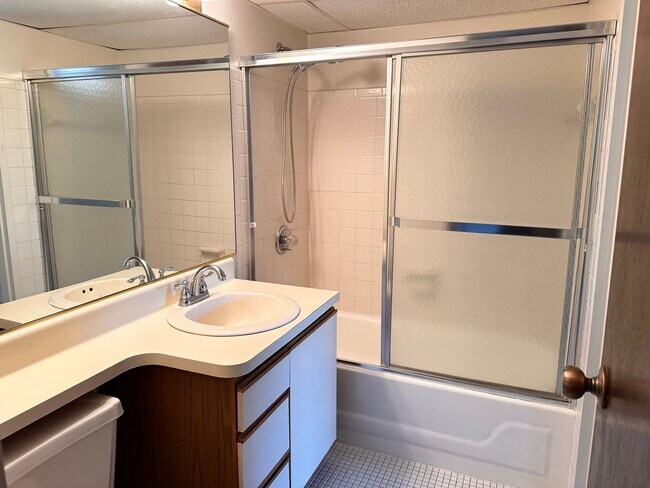 Building Photo - Spacious 2 bedroom 2 bath Security