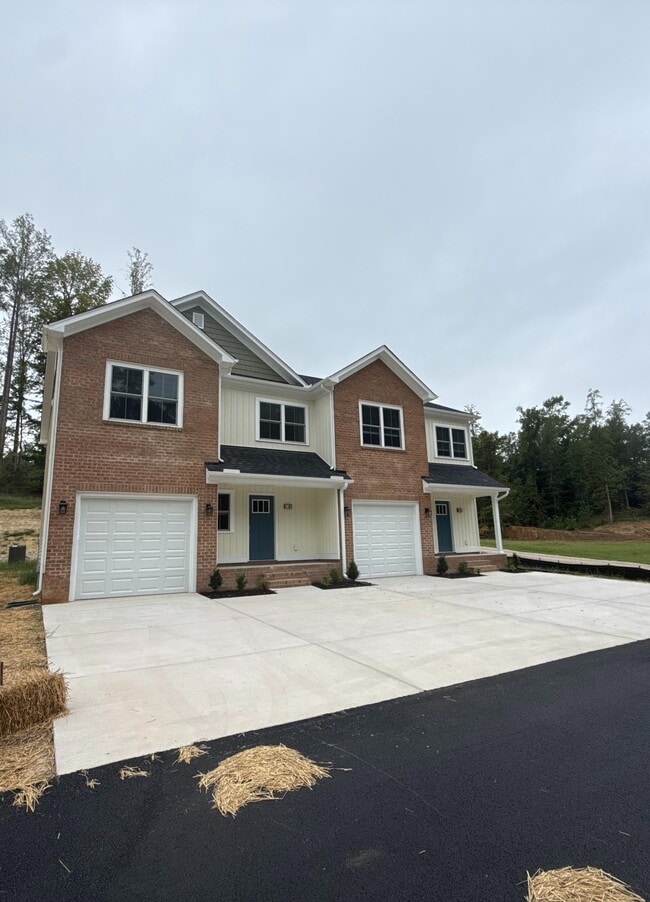 Building Photo - 6667 Sandy Ridge Rd