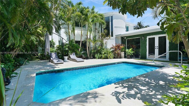 Foto del edificio - 5650 Pine Tree Dr