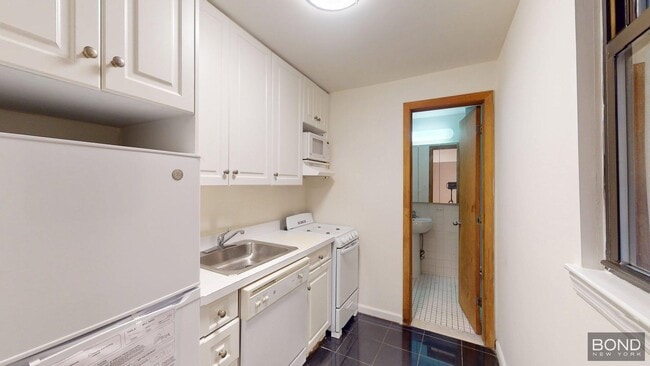 Building Photo - 213 E 84th St