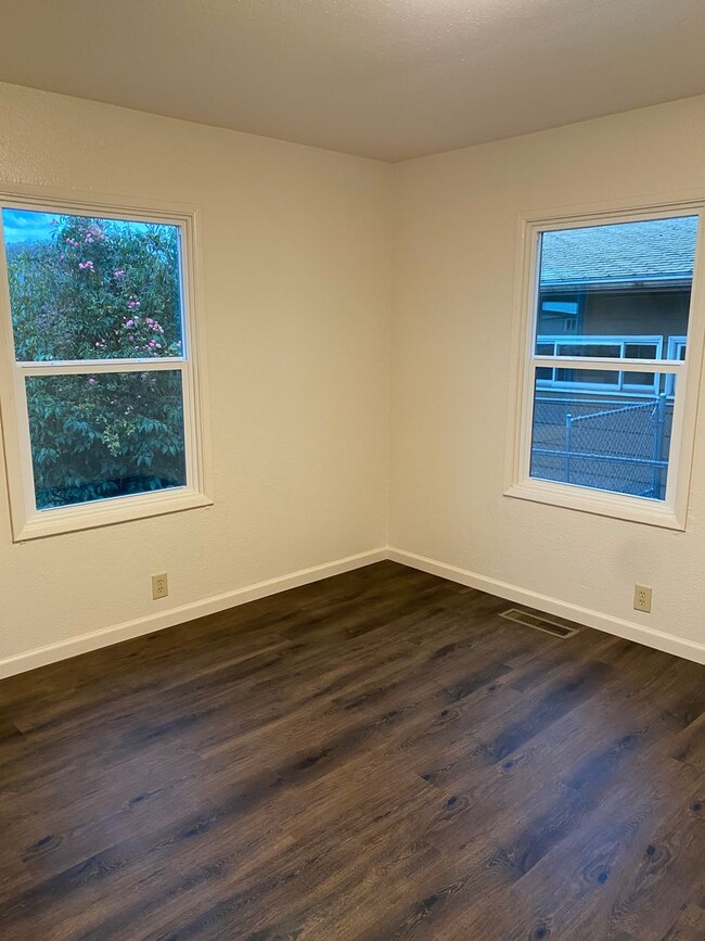 Building Photo - 3 Bedroom with a Bonus Room!