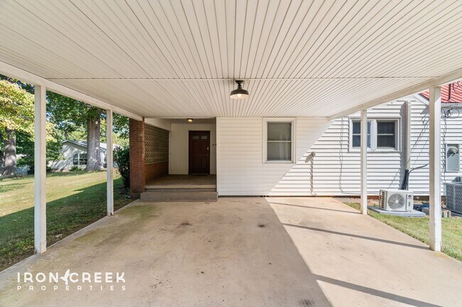 Building Photo - Three-Bedroom on Stunning Lot with Detache...