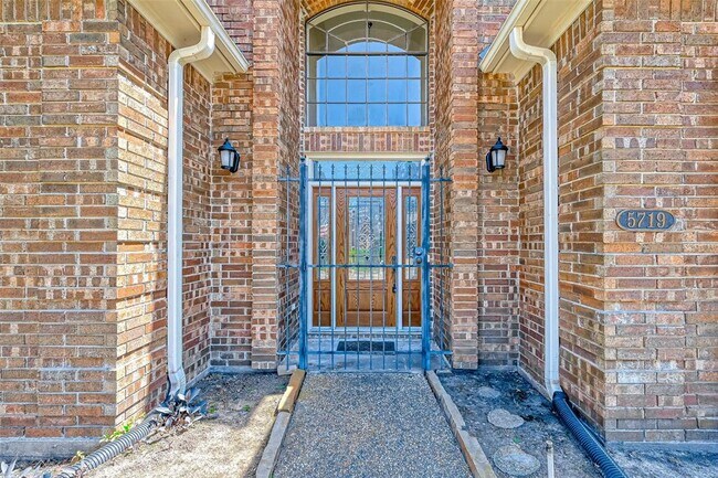 Foto del edificio - 5719 Glen Allen Ln