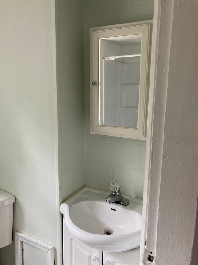 Photo - One Bedroom Apartment with den area- ALL UTILITIES INCLUDED!!
