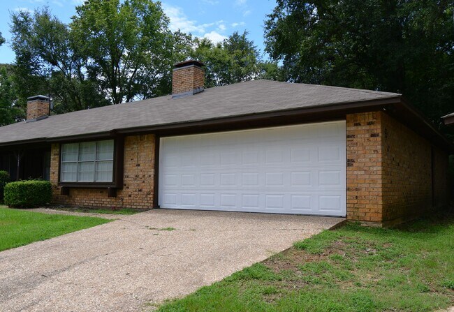 Building Photo - Whitehouse ISD - 3 Bedroom, 2 Bath Duplex, Lawn Care Provided!