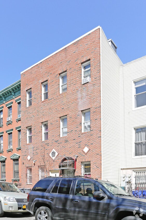Building Photo - 165 India St