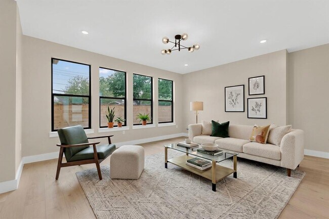 Foto del edificio - 5018 Highland Ct