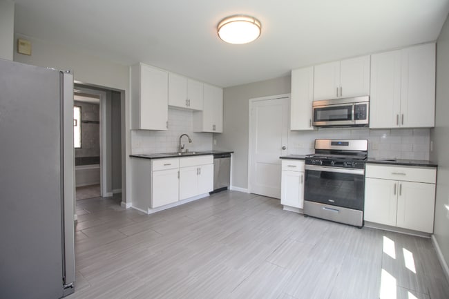 Building Photo - 1444 S 56th St
