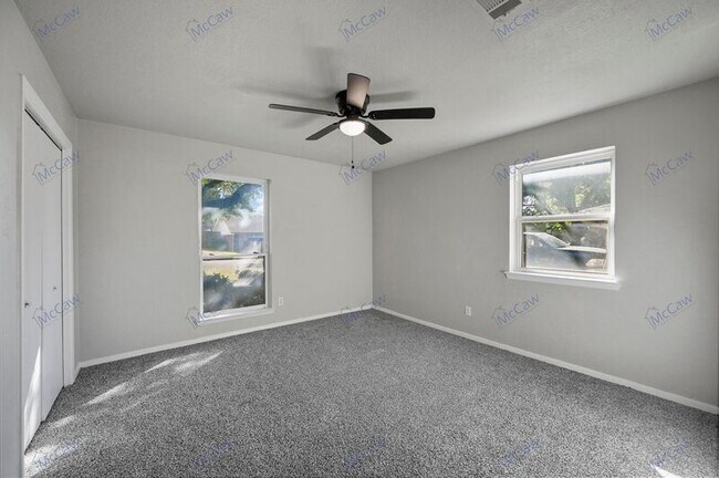 Foto del edificio - 3621 Spring Valley Dr