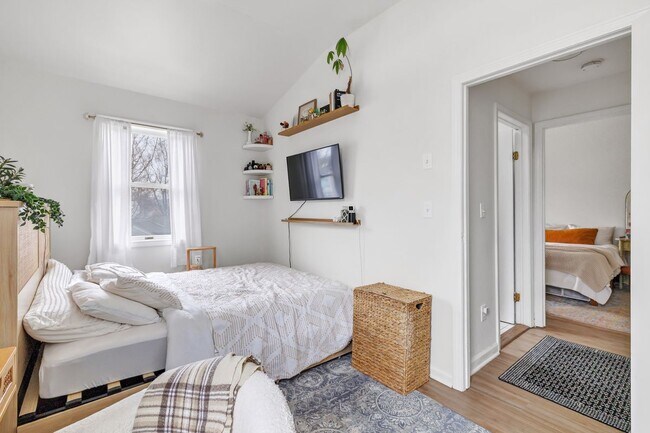 Foto del edificio - 221 Meadows End Rd
