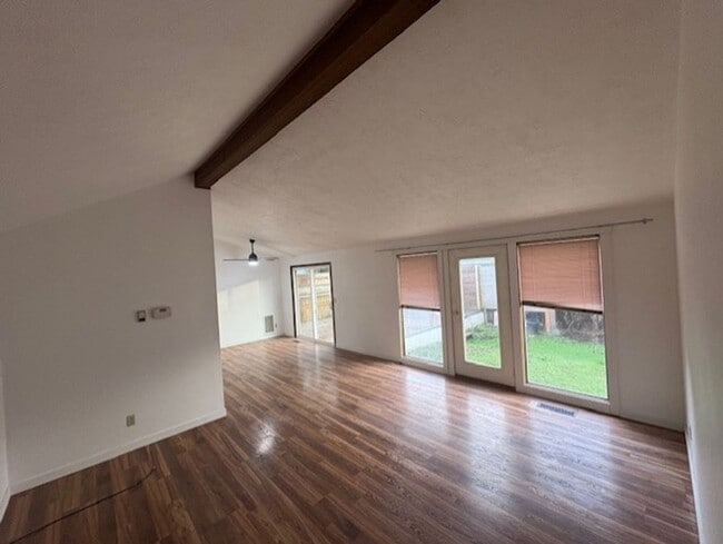 Building Photo - 3 bedroom/2 bath home