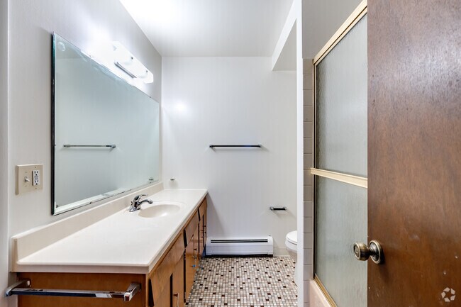 2 habitaciones, 1 baño, 800 pies cuadrados, baño - The Poplars Apartments